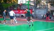 抢到篮板之后顺手将球掷向地面 算二次运球违例吗？