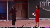 教学模式！韦德面对美女记者，演示自己独家的欧洲步绝技！
