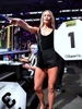 近日人气篮球女星索菲坎宁安现身 UFC 互相指对方的招牌动作